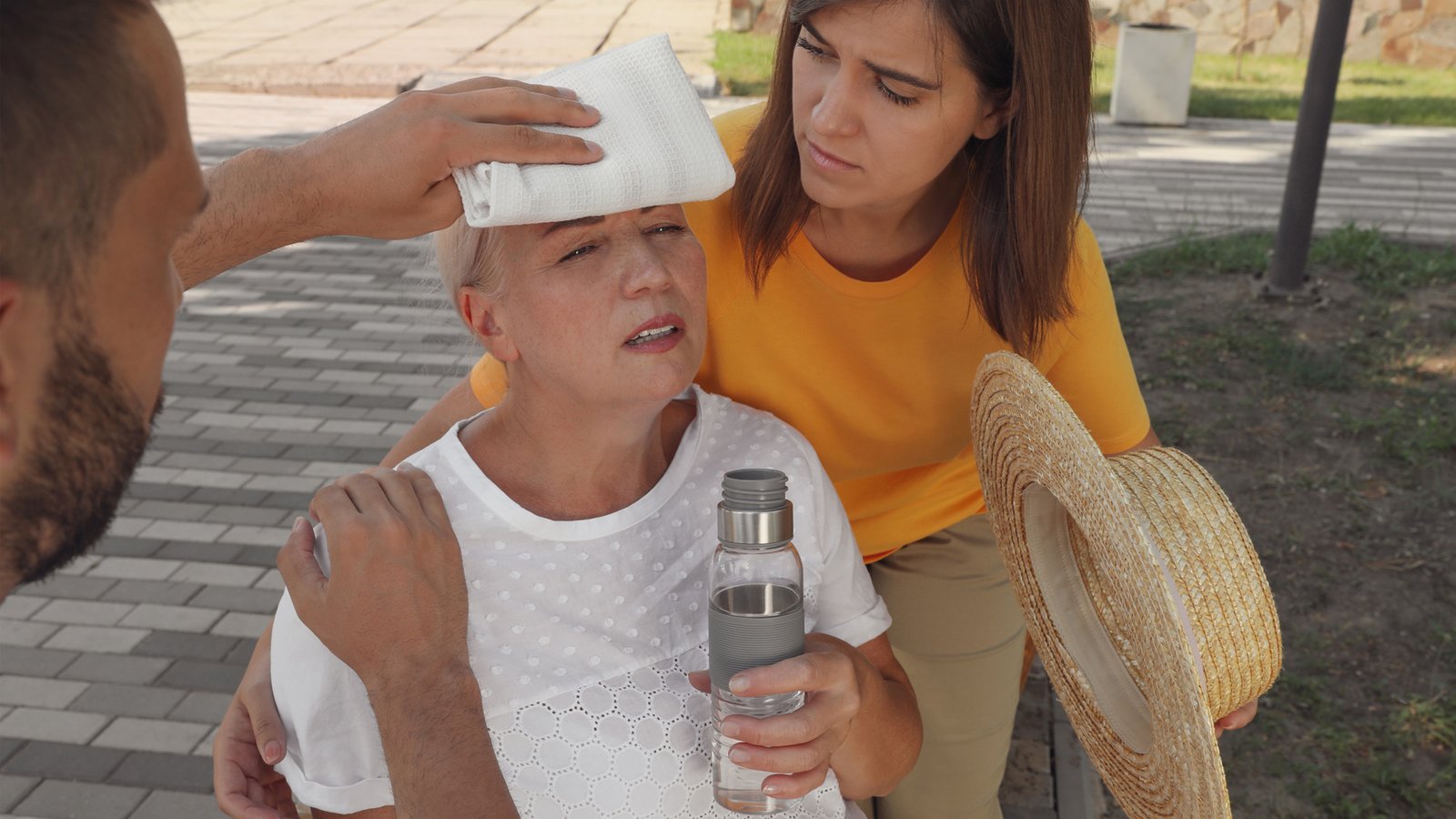 femme souffrant d'un coup de chaleur