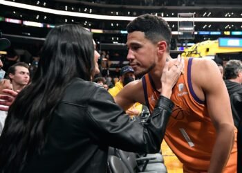 L’image peut contenir une personne humaine Devin Armani Booker Sport Sports and People