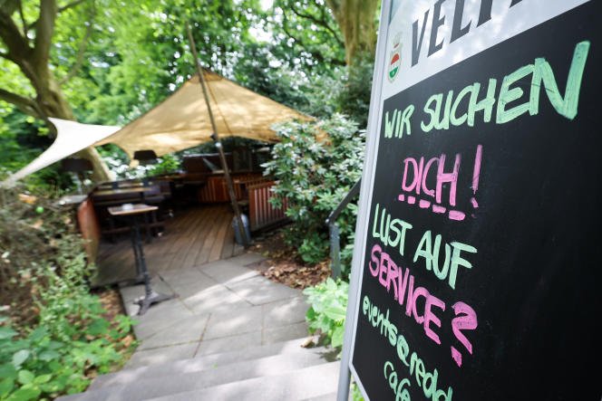 Une affiche à l'entrée d'un restaurant de Hambourg (Allemagne) indique qu'il recherche du personnel, le 6 juillet 2022.