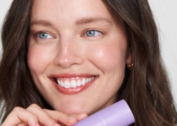 Le mannequin Emily DiDonato parle du post-partum, des vagues de t-shirts et pourquoi sa routine de soins de la peau nocturne est «sacrée»