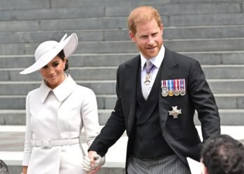 L'image peut contenir Prince Harry Duc de Sussex Vêtements Vêtements Chapeau Personne humaine Manches Costume Manteau Pardessus et cravate