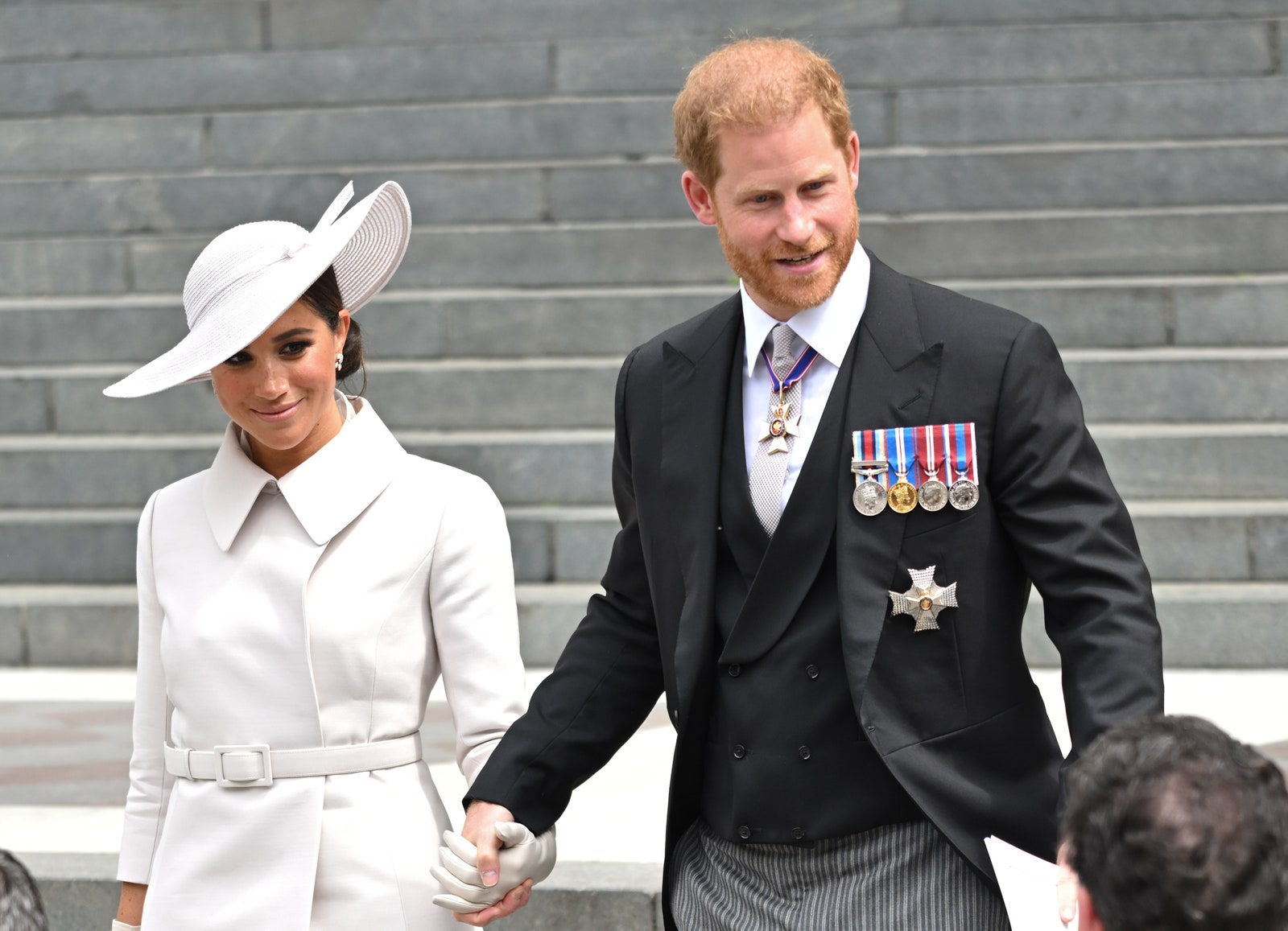 L'image peut contenir Prince Harry Duc de Sussex Vêtements Vêtements Chapeau Personne humaine Manches Costume Manteau Pardessus et cravate