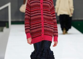 L'image peut contenir des vêtements Vêtements Personne humaine Piste et mode