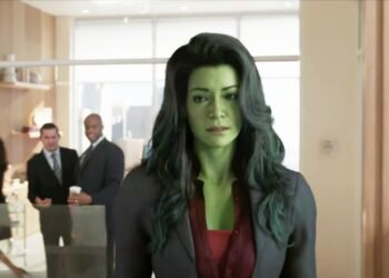 L'image peut contenir un costume, un manteau, un vêtement, un pardessus, un vêtement, une personne humaine, à l'intérieur et dans la pièce.