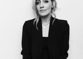 Zibby Allen partage le hack "Mixing-Foundation" utilisé sur le tournage de "Virgin River"