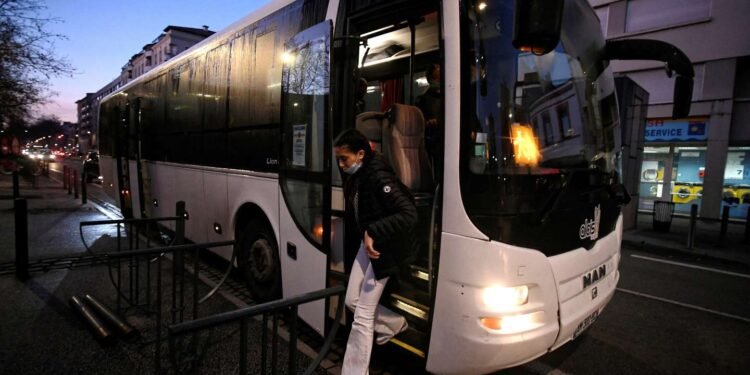 Dix jours avant la rentrée, des chauffeurs d'autobus scolaires très recherchés – Thebuzzly