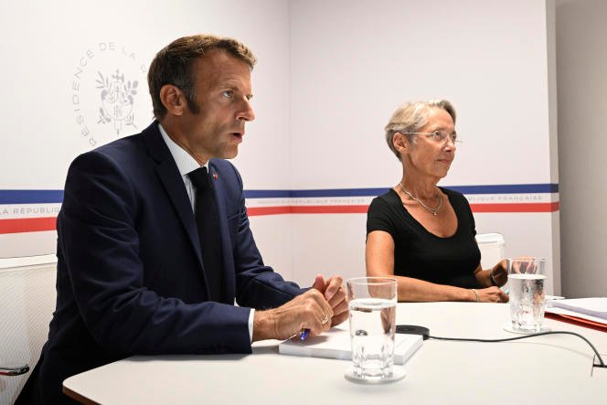 Emmanuel Macron et Elisabeth Borne tiennent une réunion interministérielle de cellule de crise, au fort de Brégançon, à Bormes-les-Mimosas (Var), le 18 août 2022.