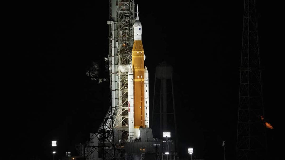 Photo de nuit de la fusée Space Launch System (SLS) de la NASA