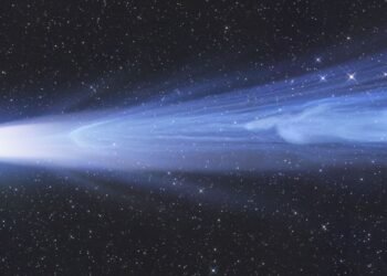 La queue de la comète flamboyante est fouettée par les vents solaires sur une photo d'astronomie étonnante