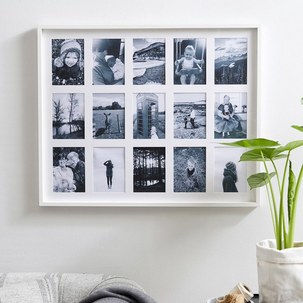 L’image peut contenir : meuble, humain, personne, salon, intérieur et pièce