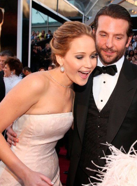 Bradley Cooper E Jennifer Lawrence, Sourire, Coiffure, Épaule, Expression faciale, Humain, Mode, Heureux 