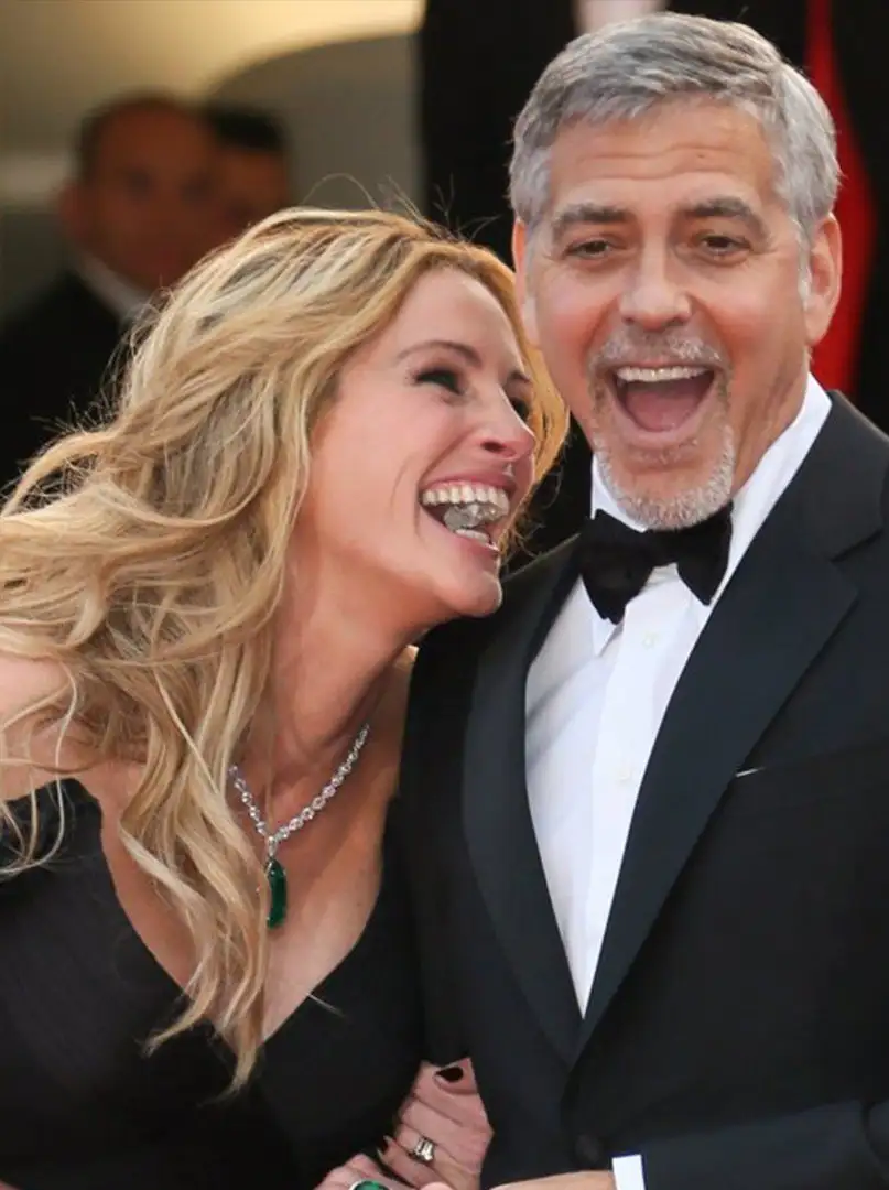 Tête, Julia Roberts et George Clooney, Cheveux, Smile, Peau, Coiffure, Orgue, Mode, Manteau, Robe, Geste