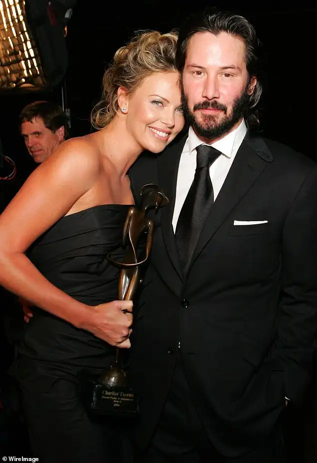 Charlize Theron And Keanu Reeves, Cheveux, Sourire, Photographie au flash, Cravate