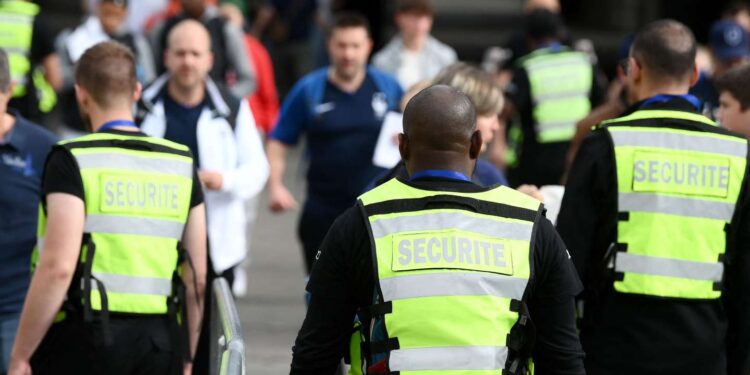 face au manque d'agents de sécurité privés, le ministère de l'intérieur veut faciliter le recrutement