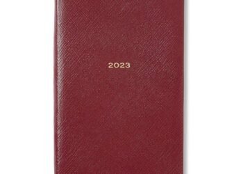 L’image peut contenir : journal, texte et tapis