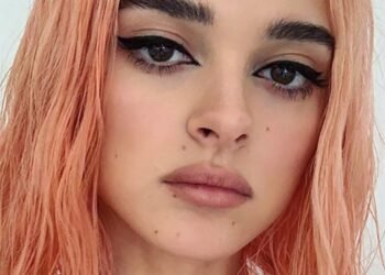 L'image peut contenir une photographie de visage humain et un portrait