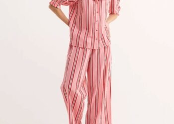 L’image peut contenir : vêtements, vêtements, pyjama, humain et personne