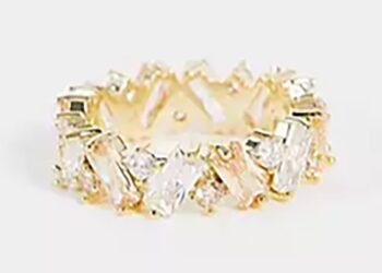 L’image peut contenir : bijoux, accessoire, diamant et pierre précieuse