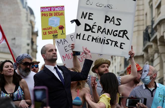 Des militants et enseignants français, lors d'une journée de grève nationale et interprofessionnelle pour défendre les salaires et l'emploi, à Paris, le 27 janvier 2022.