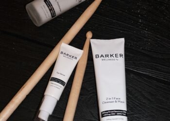 Des soins de la peau au ski, Travis Barker décompose 5 choses dont il parle cet automne