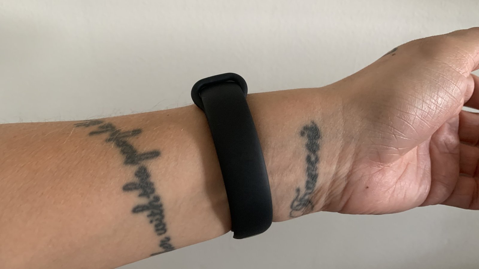 Meilleurs trackers de fitness : Xiaomi Smart Band 7 image du fermoir à l'arrière du poignet