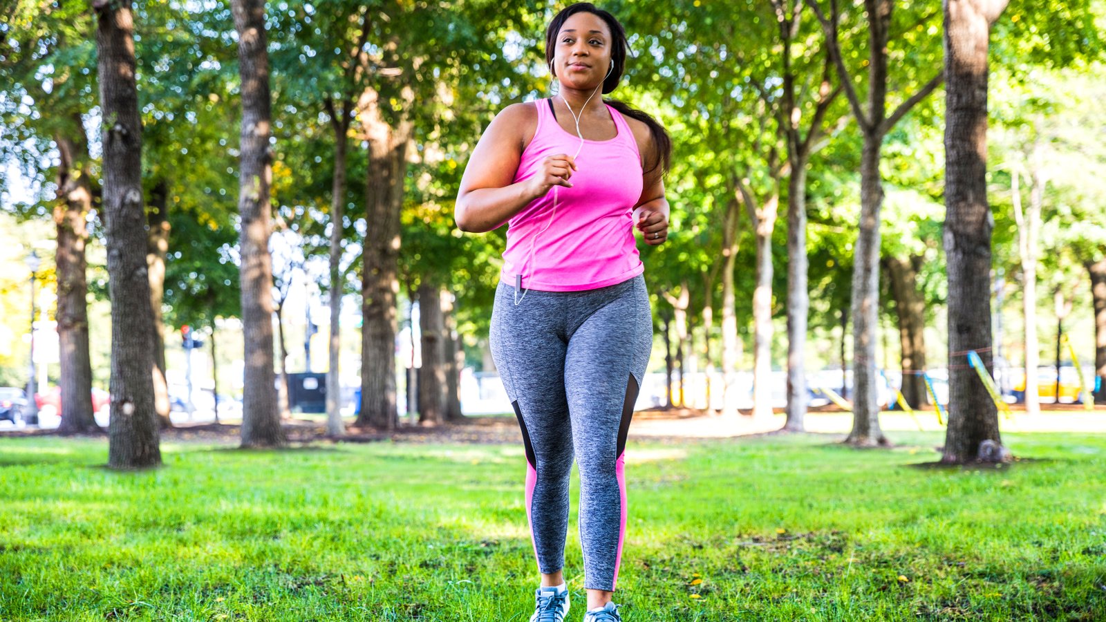 Femme faisant de l'exercice à l'extérieur