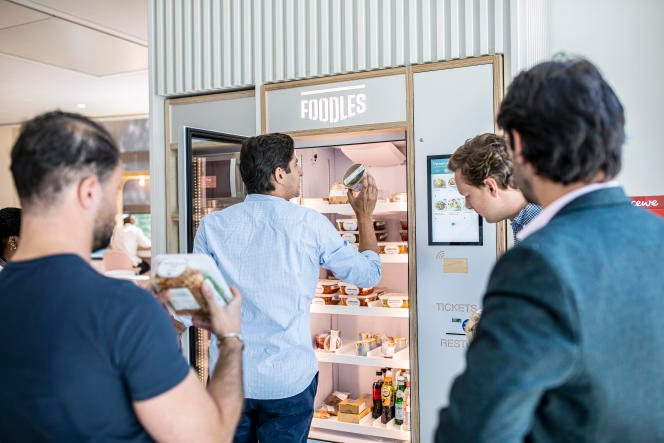 La start-up Foodles propose des réfrigérateurs connectés à plus de 300 entreprises à travers la France, comme ici à Clichy (Hauts-de-Seine), en septembre 2022.