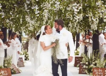 L'image peut contenir des vêtements des vêtements une personne humaine une robe une robe de mode une robe de mariée et une robe de mariée