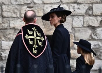 L'image peut contenir des vêtements, des vêtements, un chapeau, une personne humaine et un chapeau de soleil.