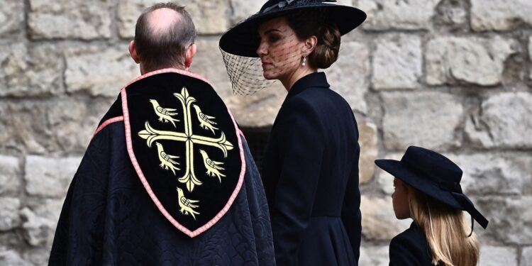 L'image peut contenir des vêtements, des vêtements, un chapeau, une personne humaine et un chapeau de soleil.