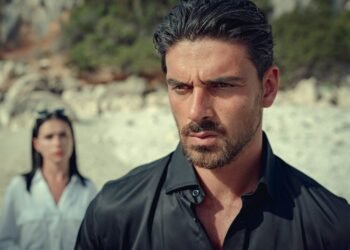 L'image peut contenir une personne humaine Vêtements Vêtements Visage Lunettes de soleil Accessoires et accessoires