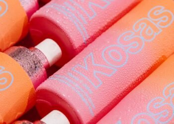 Kosas vient de lancer un sérum en spray et nous ne regarderons jamais en arrière