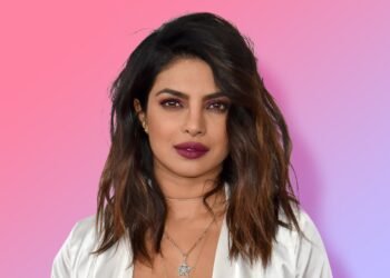 L’image peut contenir : humain, personne, Priyanka Chopra, visage et pendentif