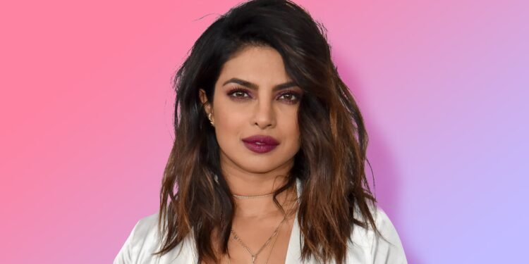 L’image peut contenir : humain, personne, Priyanka Chopra, visage et pendentif