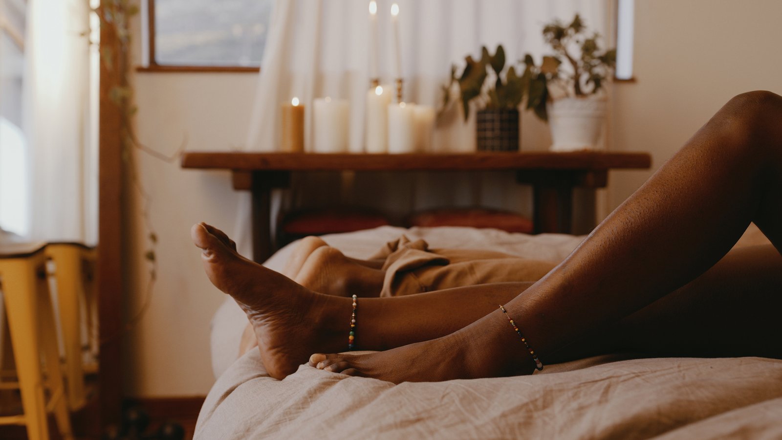 Photo d'un couple méconnaissable se relaxant au lit à la maison