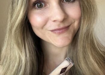 Le nouveau correcteur de peau magnifique de Charlotte Tilbury est un must pour les cernes