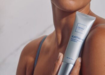 Le nouveau sérum pour le cou d'Obagi est la vraie affaire pour les lignes tenaces
