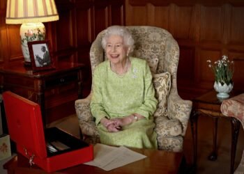 L'image peut contenir une lampe de canapé et une lampe de table Furniture Elizabeth II Human Person