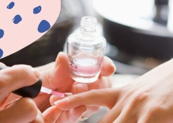 L’image peut contenir : humain, personne, manucure et ongle