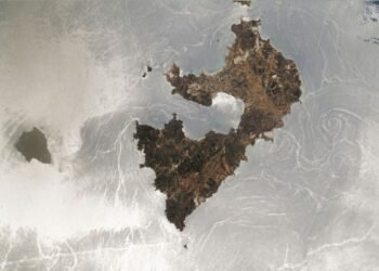 L'étonnant « reflet solaire » transforme la surface de la mer en un miroir argenté tourbillonnant