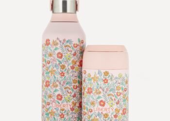 L'image peut contenir : une bouteille et une bouteille d'eau