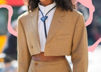 L’image peut contenir : Vêtements, Habillement, Humain, Personne, Cheveux, Mode, Costume, Manteau et Pardessus