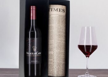 L’image peut contenir : boisson, alcool, vin, boisson, vin rouge, bouteille, bouteille de vin et verre