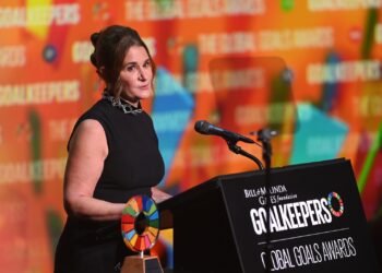 L'image peut contenir une personne humaine un appareil électrique un microphone une foule un public Melinda Gates et un discours