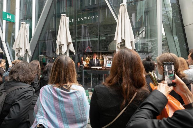 A la terrasse d'un pub du quartier de Victoria à Londres plusieurs télévisions ont été installées pour diffuser le premier discours du roi Charles III.