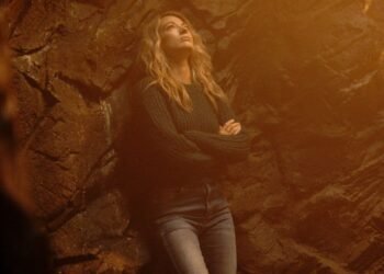 Pourquoi Natalie Zea n'est jamais sans K18 sur le tournage de "La Brea" sur NBC