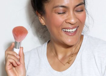 k tenant un pinceau blush