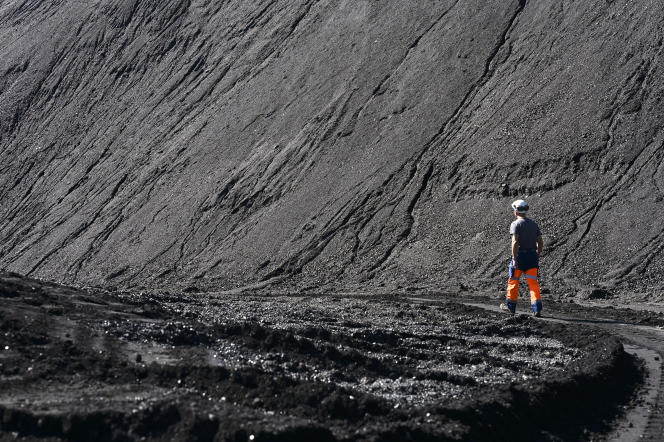 Un ouvrier de la centrale à charbon de Saint-Avold (Moselle), le 12 septembre 2022.