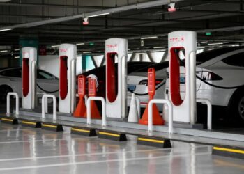 Tesla demande aux utilisateurs de Twitter de choisir l'emplacement du prochain superchargeur via un sondage