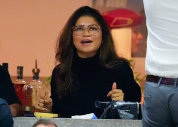 gros plan de zendaya à 2022 us open avec éruption volumineuse et col roulé noir